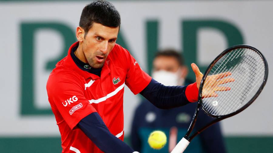 Video: Novak Djokovic da “pelotazo” a juez de línea en Roland Garros