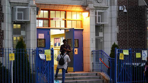 Nueva York cierra escuelas en zonas con brotes de coronavirus