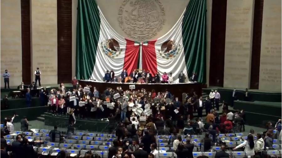 Toma la oposición la Tribuna de la Cámara de Diputados