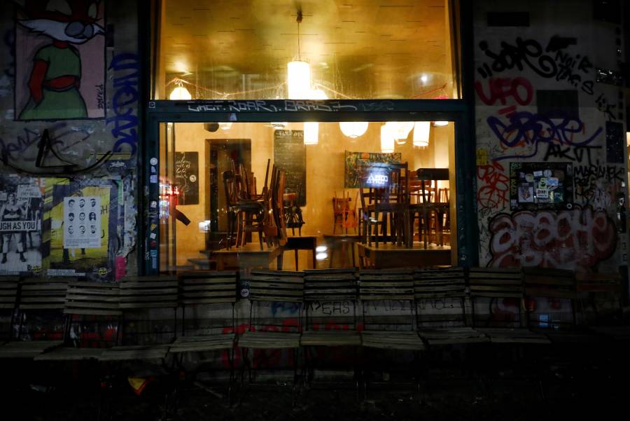Berlín impone toque de queda por COVID-19 en bares y restaurantes