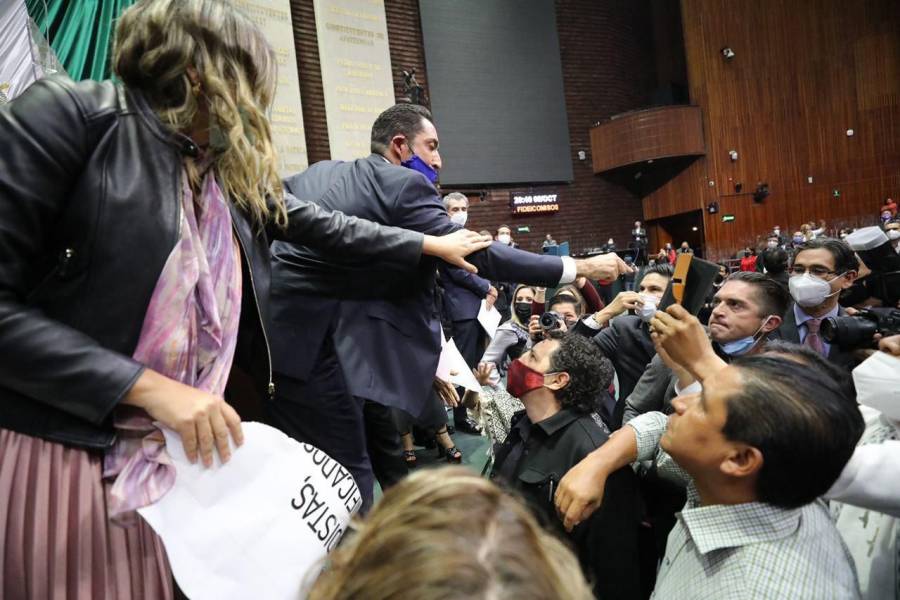 Mayor&iacute;a morenista se impone y avala extinguir  fideicomisos