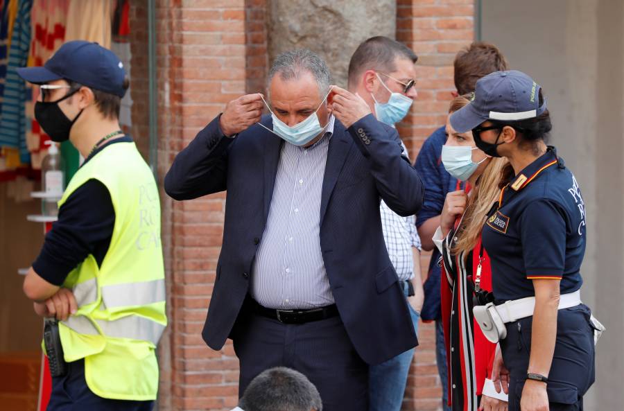 Hacen obligatorio el uso de cubrebocas en Italia