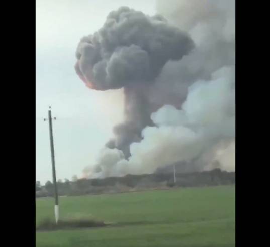 Desalojan a más de 2 mil personas por incendio en arsenal militar en Rusia