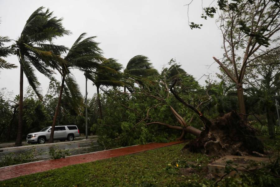 Delta toca tierra como huracán de categoría 2 cerca de Puerto Morelos