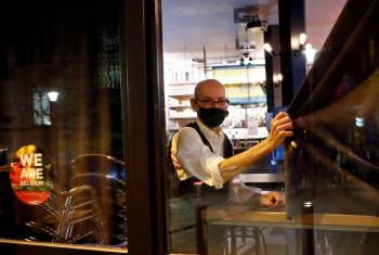 Bruselas cerrar&aacute; caf&eacute;s y bares por resurgimiento de casos de COVID-19