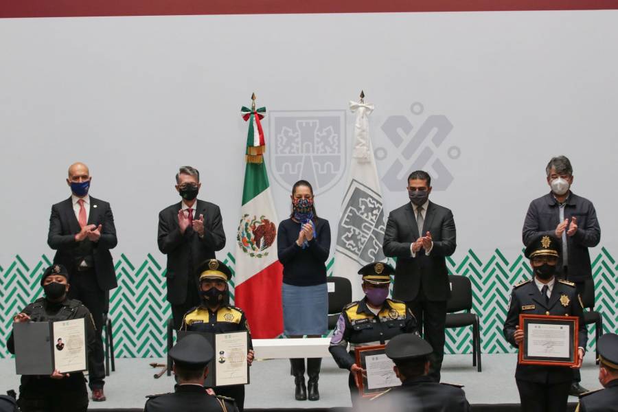 RECONOCE GOBIERNO CAPITALINO A MUJERES POLICIAS AGREDIDAS POR FEMINISTAS