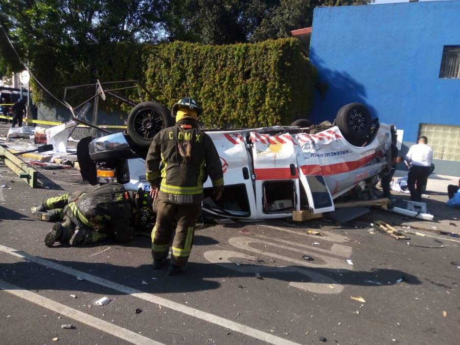 Ambulancia vuelca sobre Eje Central; reportan cuatro personas heridas