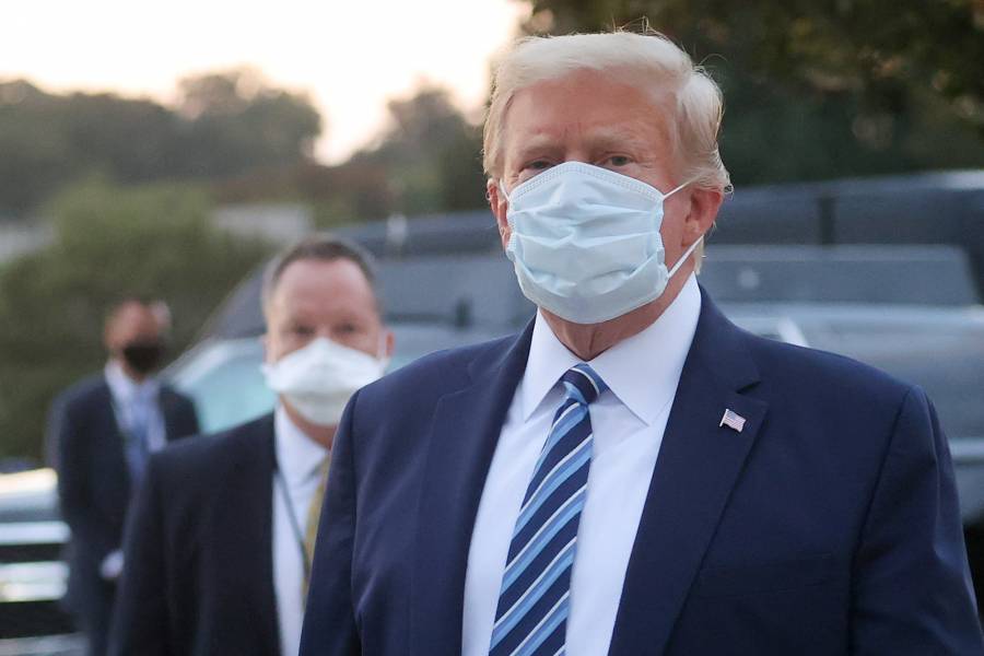Trump presume buena salud y  entra de nuevo en la campaña