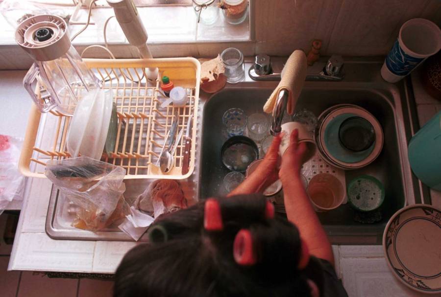 Mujeres trabajan más horas en el hogar y en la oficina que los hombres: Inegi