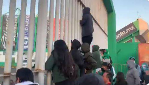 Aficionados del León entran y vandalizan el estadio Nou Camp