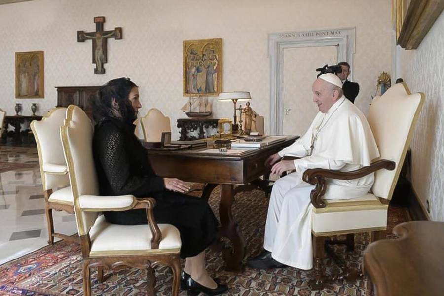 Gutiérrez Muller entrega carta de López Obrador al Papa Francisco