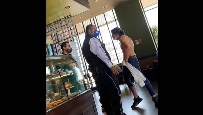 Sujeto amenaza a empleado de cafetería, lo bautizan como 