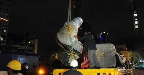 Por mantenimiento, retiran estatua de Cristóbal Colón de Paseo de la Reforma [Video]