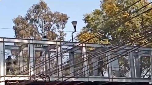 Policía evita que hombre se arrojé de un puente en la Narvarte
