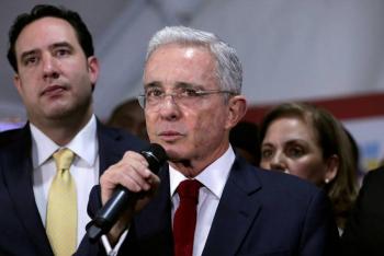 Jueza ordena libertad de ex presidente colombiano &Aacute;lvaro Uribe