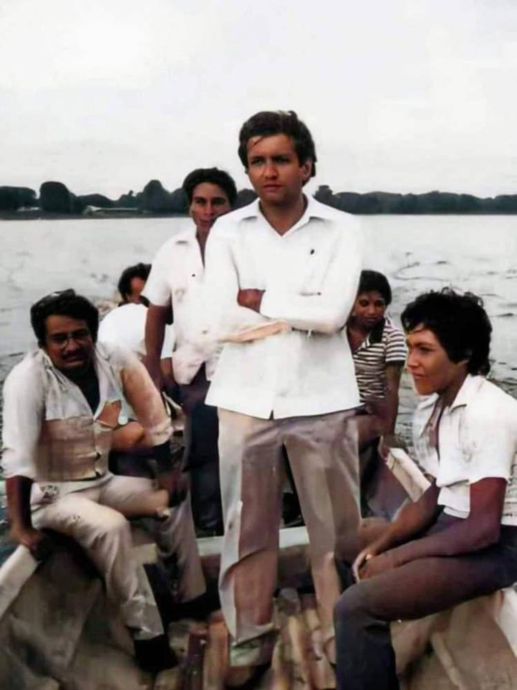 AMLO sube foto a redes de hace 25 años, se la obsequiaron en su gira por el sureste
