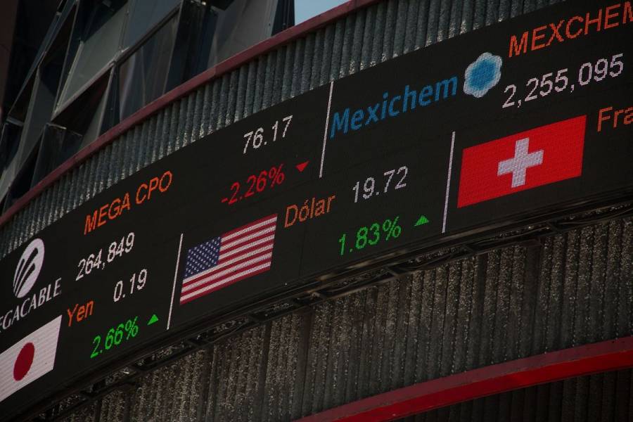 Bolsa Mexicana inicia operaciones con pérdidas tras interrupción del viernes