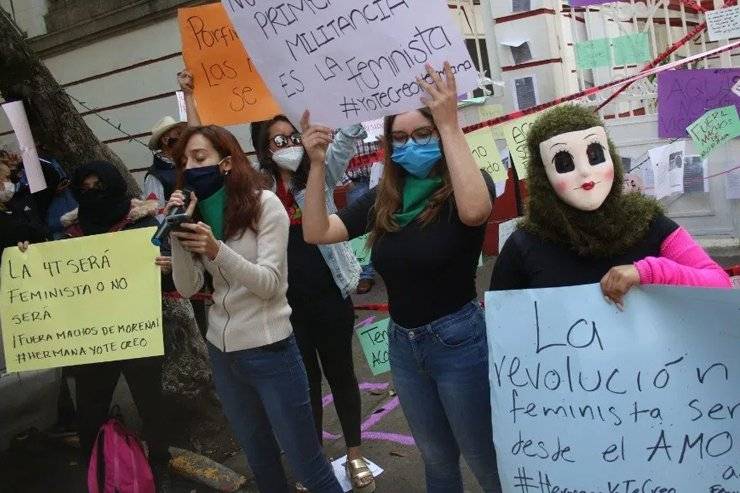 Protagonizan choque feministas y seguidoras de Muñoz Ledo