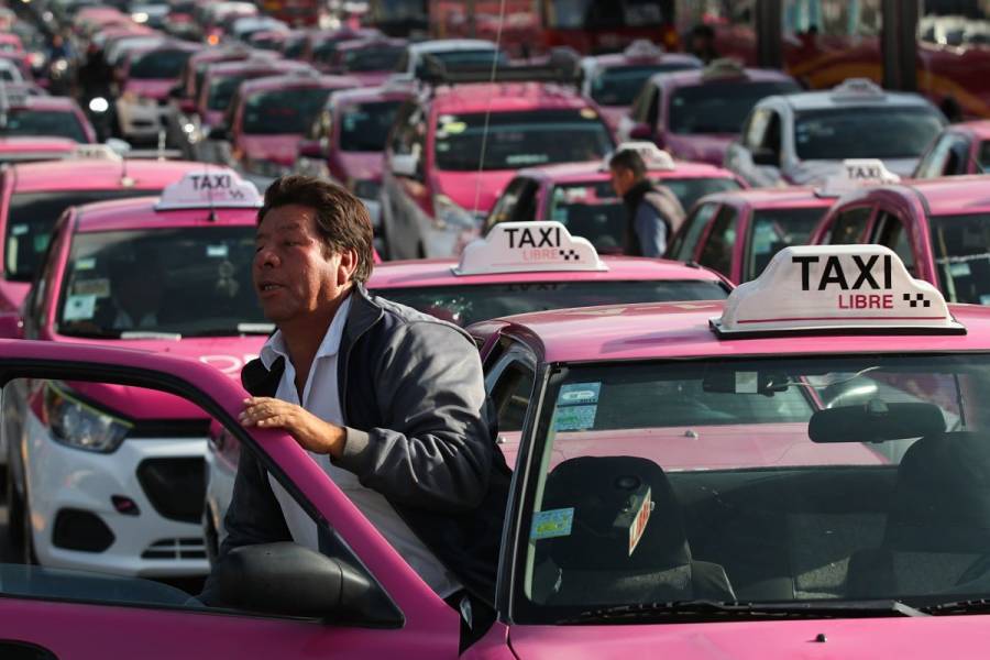 Taxistas realizan megamarcha rumbo al Ángel de la Independencia