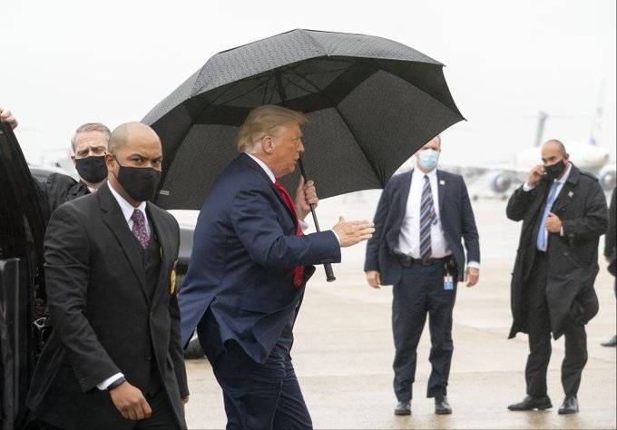 Tras dar negativo a Covid-19, Trump viaja sin cubrebocas a Florida