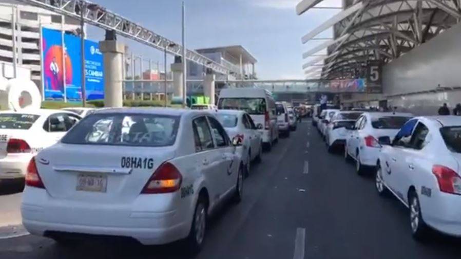 Tras diálogo con autoridades, taxistas retiran bloqueo en el AICM