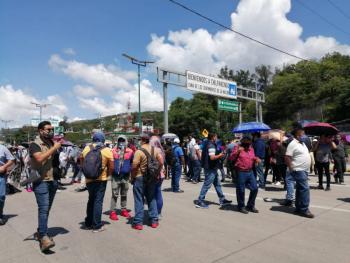 Bloquean maestros de la CETEG la Autopista del Sol en Chilpancingo