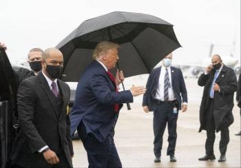 Tras dar negativo a Covid-19, Trump viaja sin cubrebocas a Florida