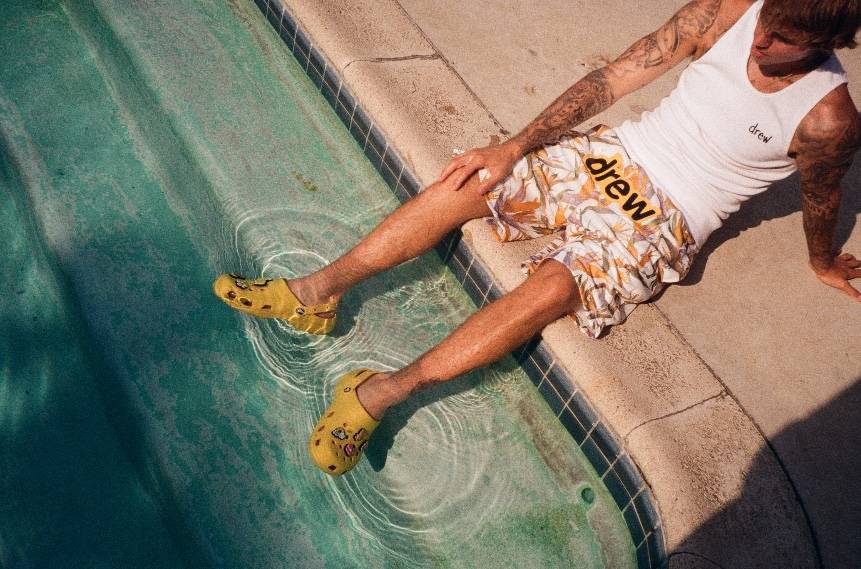 Crocs y Justin Bieber lanzan nuevas sandalias