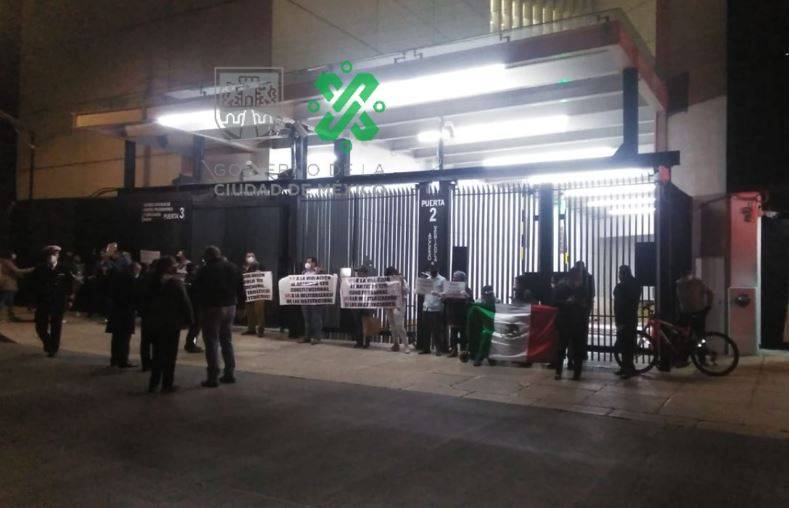 Protestan marinos mercantes en puerta del Senado