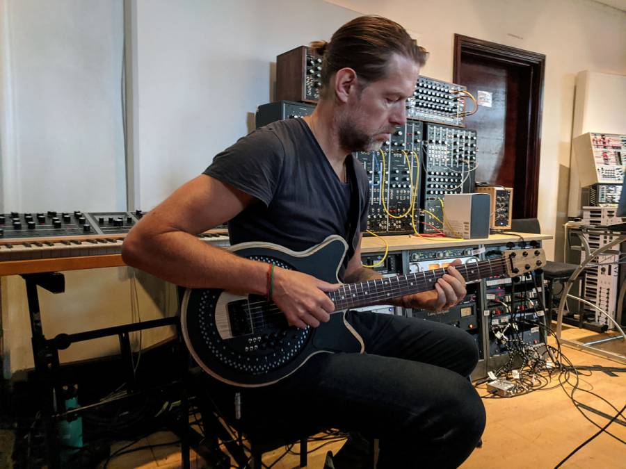 Ed O´Brien de Radiohead prueba redise&ntilde;o radical para guitarra el&eacute;ctrica