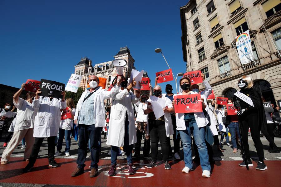 Médicos catalanes se van a huelga ante aumento de casos de COVID-19