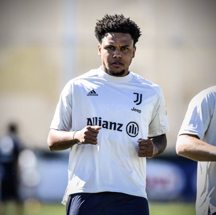 La Juventus a confinamiento tras positivo de Weston McKennie