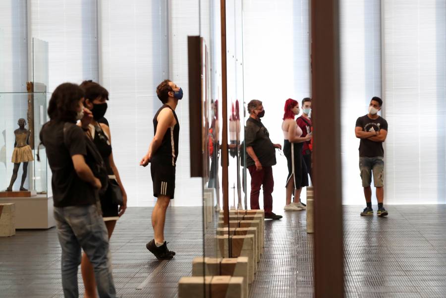 América rebasa los 18 millones de contagios