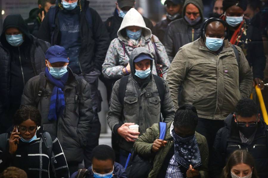 Londres prohíbe reuniones en espacios cerrados tras rebrote de Covid-19