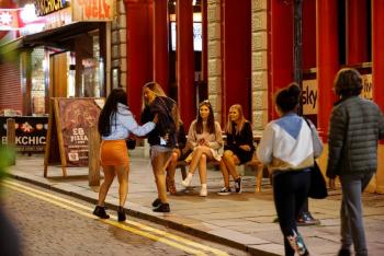 J&oacute;venes y saludables esperar&aacute;n  hasta 2022 por vacuna: OMS