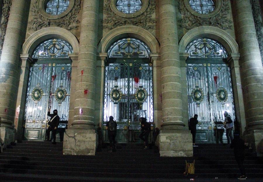 Amanece recinto del Congreso con pintas