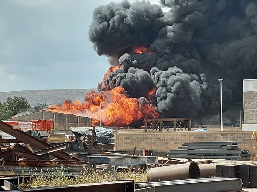 Incendio en planta de químicos deja dos heridos