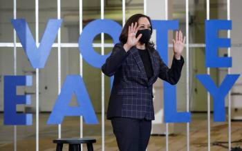 Kamala Harris suspende gira tras  casos de Covid-19 en su equipo