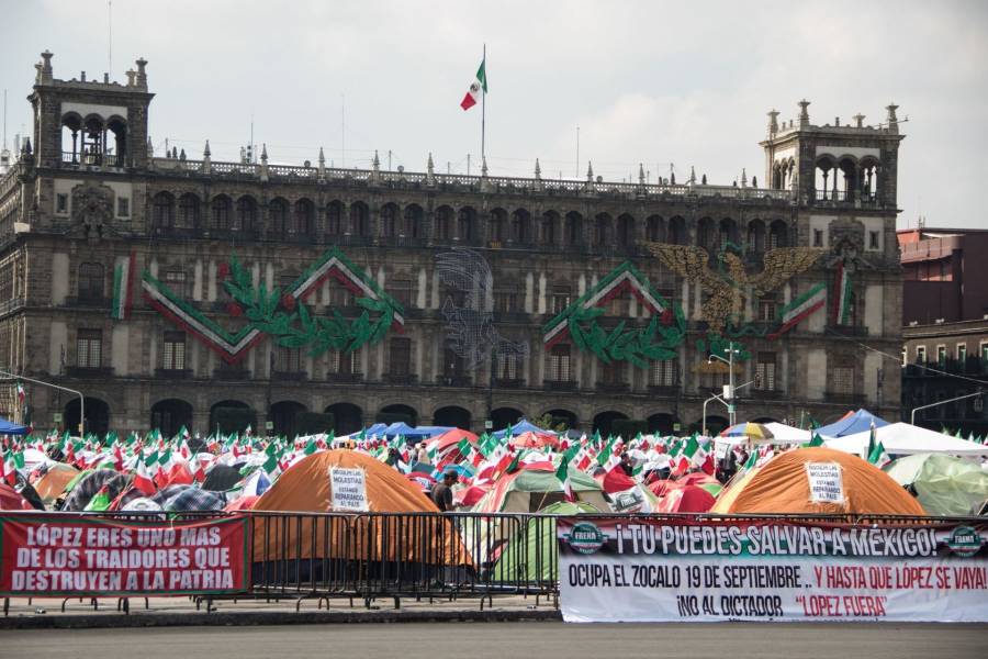FRENAAA desocupará Zócalo si les prestan patio de Palacio Nacional