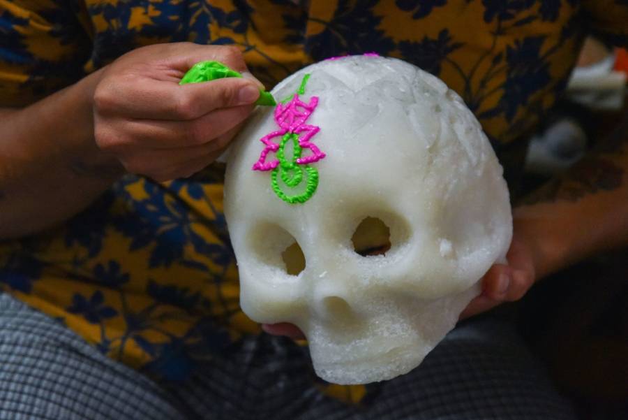 Conoce el origen y significado de las tradicionales calaveras de azúcar