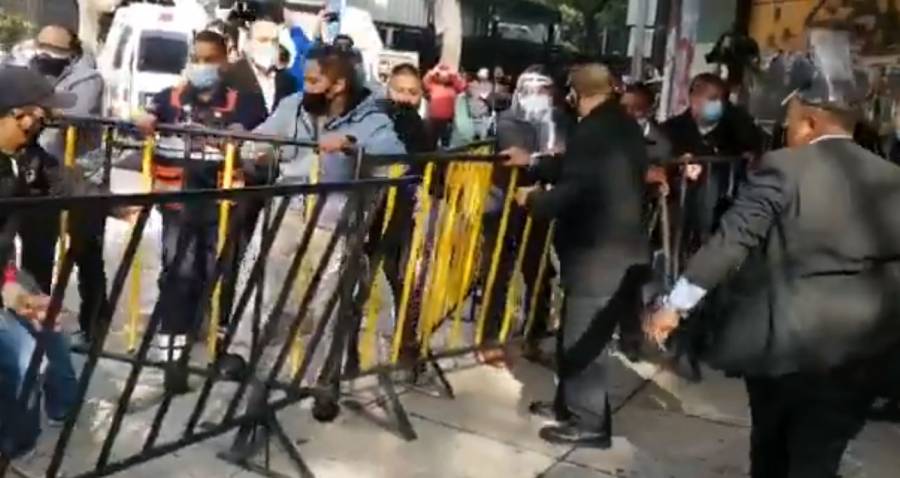 Reportan trifulca entre seguridad del Senado y manifestantes por desaparición de fideicomisos