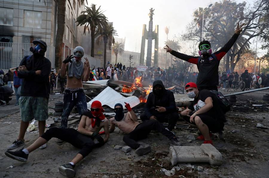 Jornada de protestas en Chile deriva en violencia y choques con policía