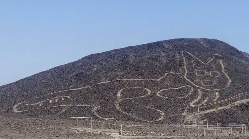 Hallan dibujo de un gato de 37 metros en Perú