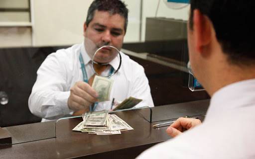 Peso y bolsa pierden en una sesi&oacute;n vol&aacute;til