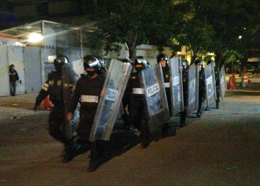 Se retiran policías que cercaron el Senado y encapsularon a manifestantes