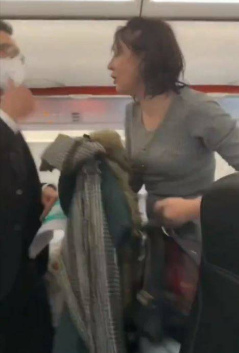 Video: Corren a una mujer de un avi&oacute;n por no traer cubrebocas; tose a pasajeros