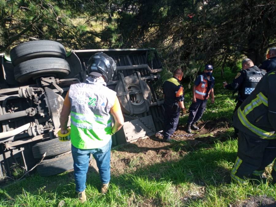 Al menos 14 lesionados tras volcadura de camión sobre la carretera México-Cuernavaca