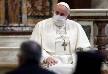 El Papa Francisco usa cubrebocas por primera vez en evento p&uacute;blico