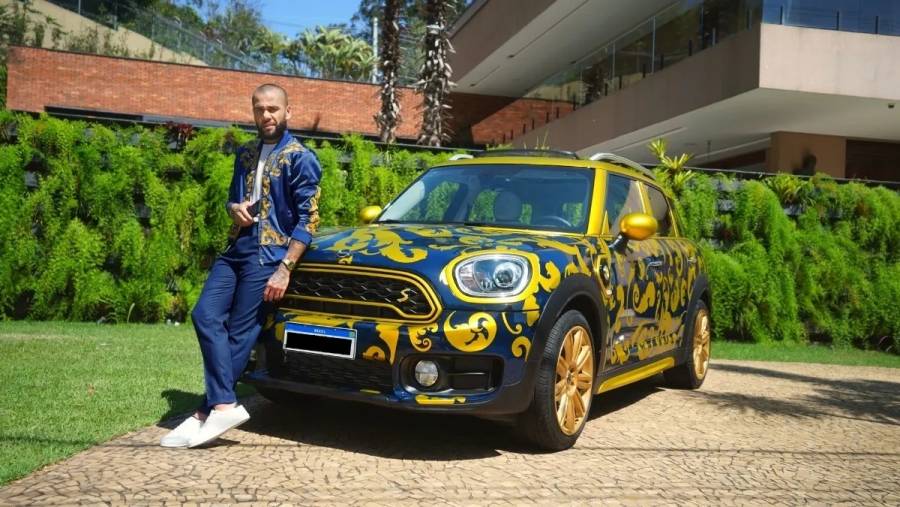 Dani Alves vende su automóvil de lujo en Mercado Libre