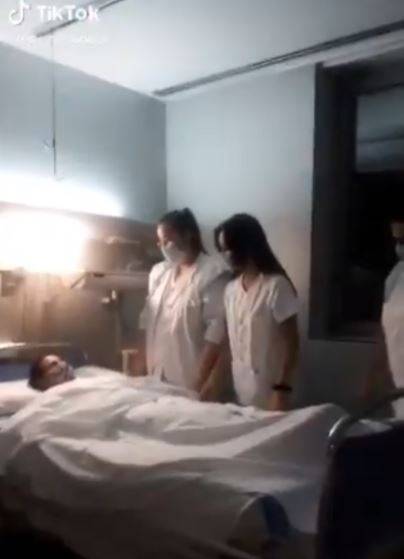 Video: En TikTok, enfermeras “se burlan de los muertos”